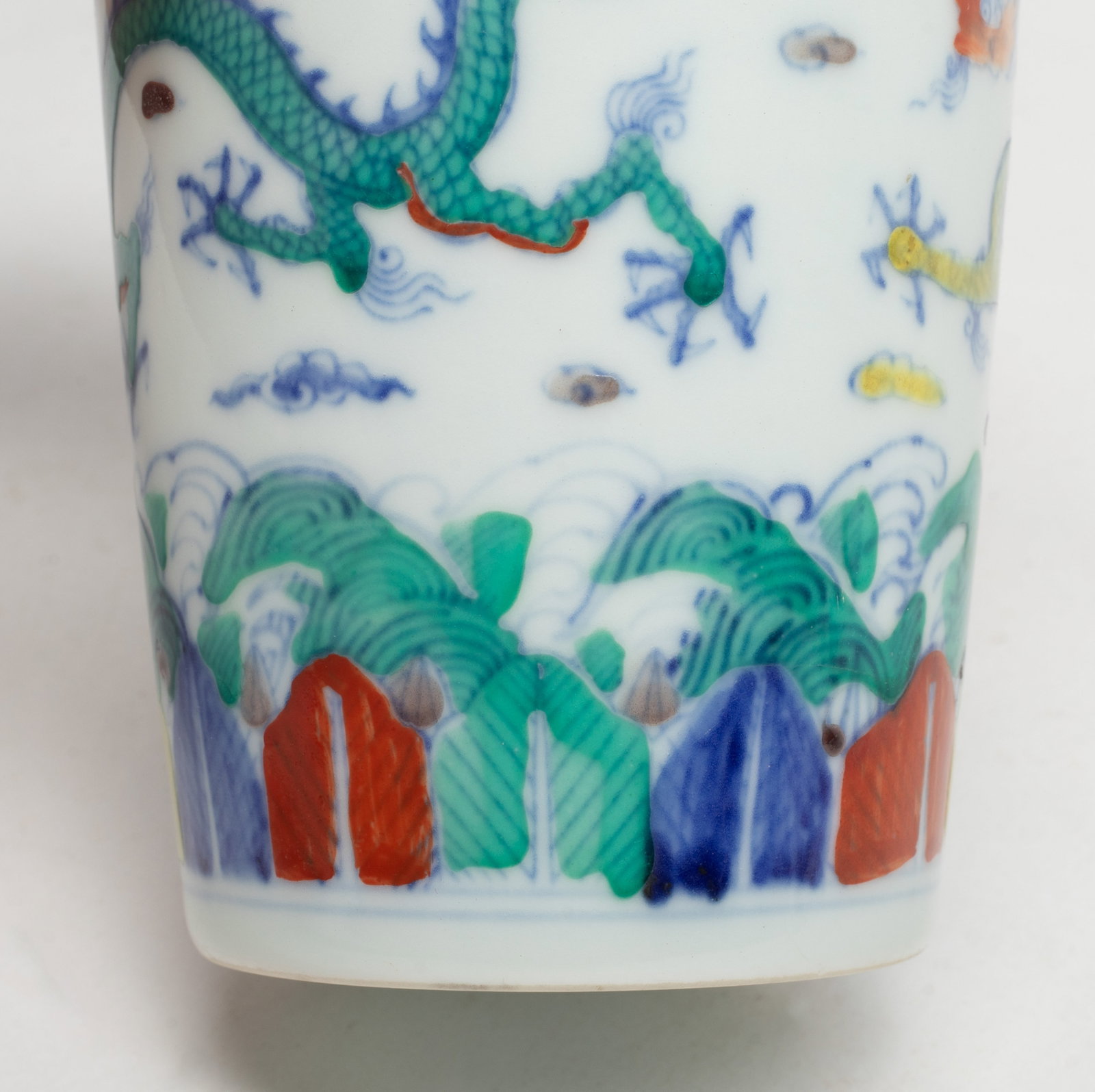 Two Chinese Export Porcelain Cups - 9