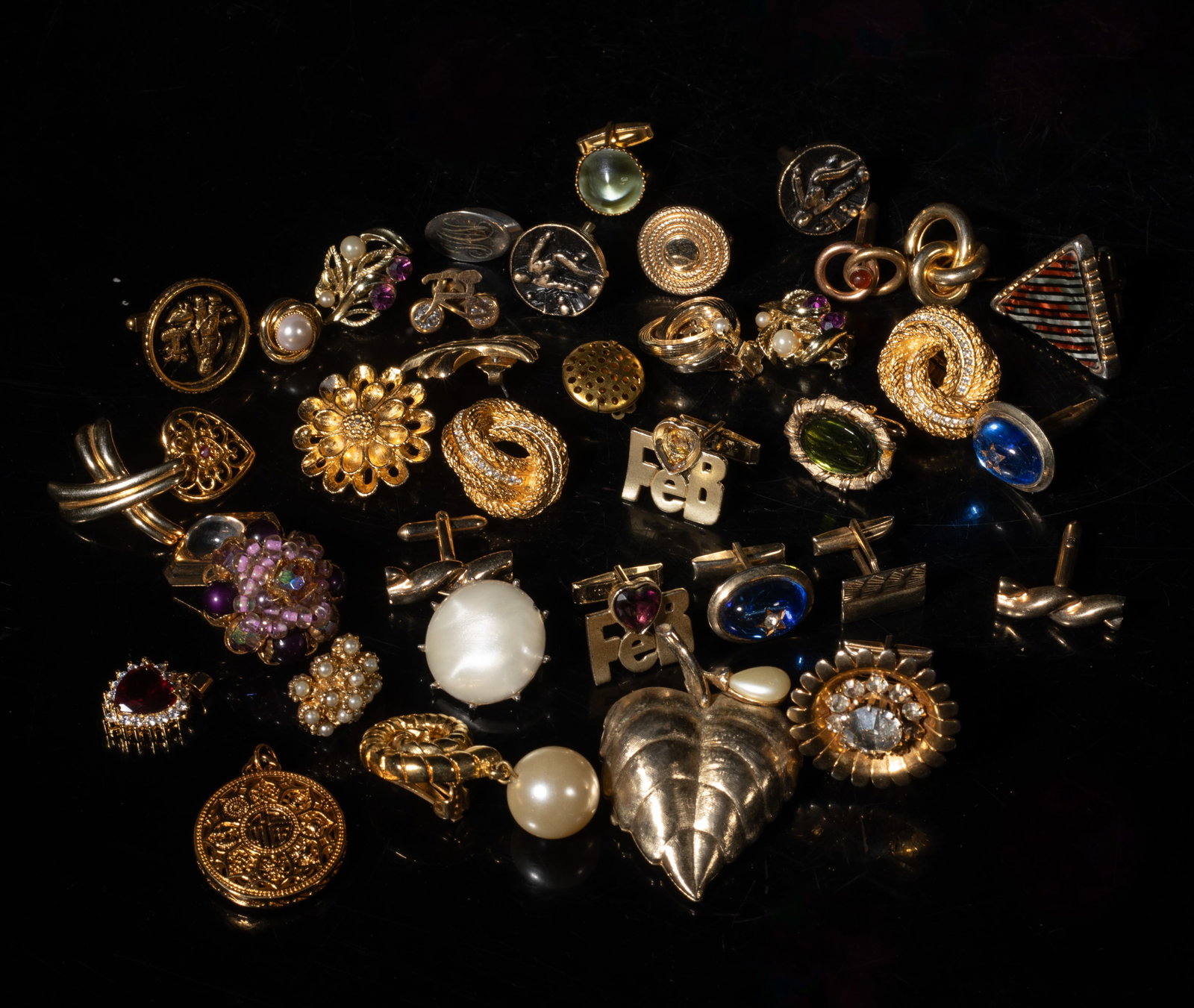 Set Vintage Gold Plated, Fine Costume Jewelry: Large set of vintage gold plated and costume brooches, cufflinks and earrings. Size varies.