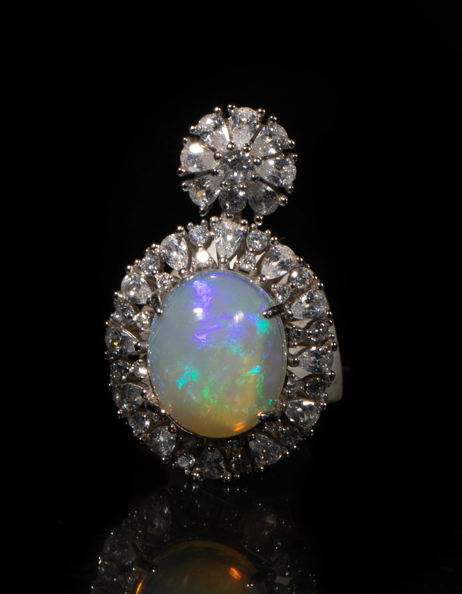 Estate Fire Opal Stone Pendant: Fire opal stone pendant. Approx. 3.3 gram, 1.08*0.66 inch.