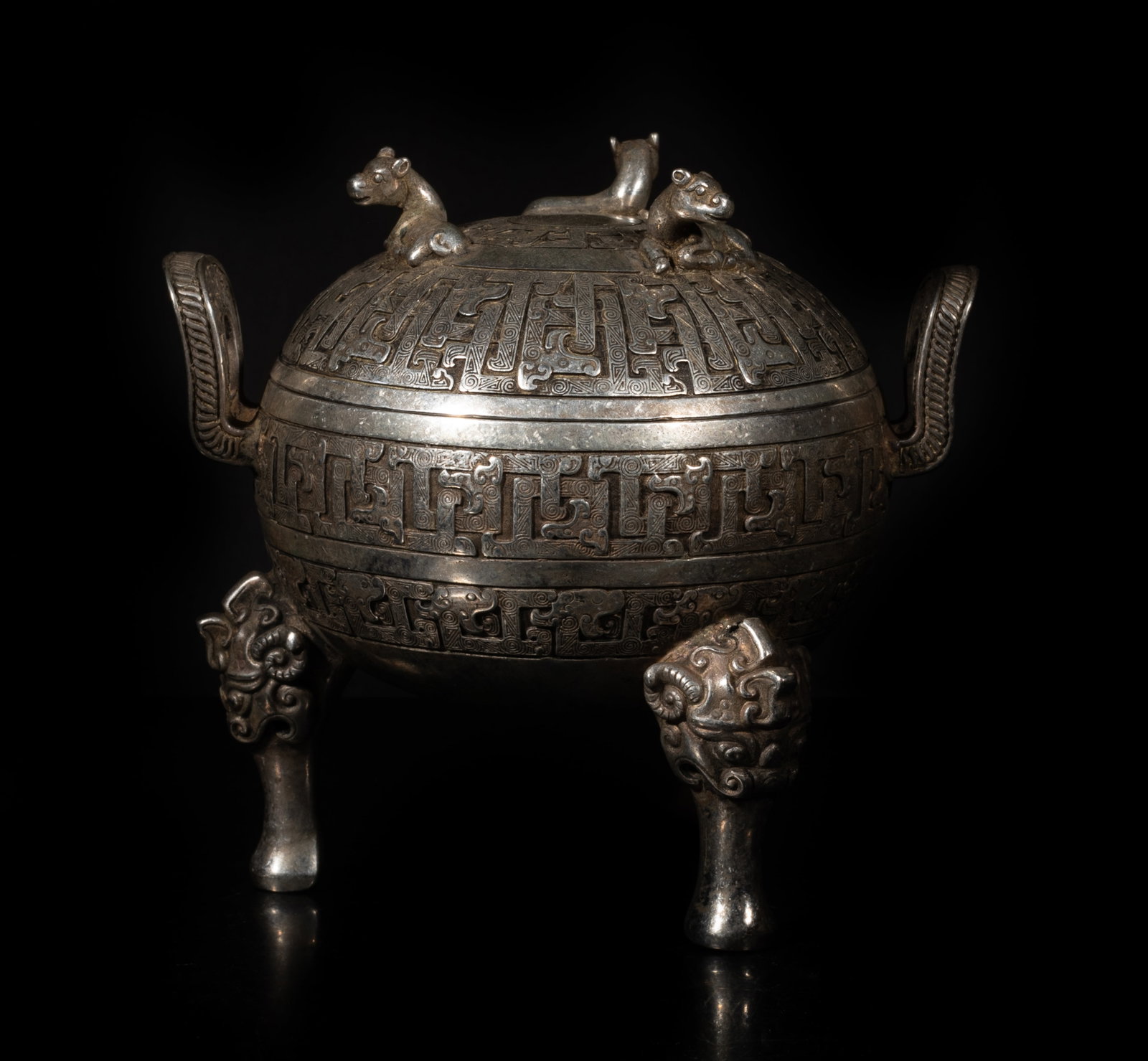Estate Chinese Export Covered Pot (1 of 8)