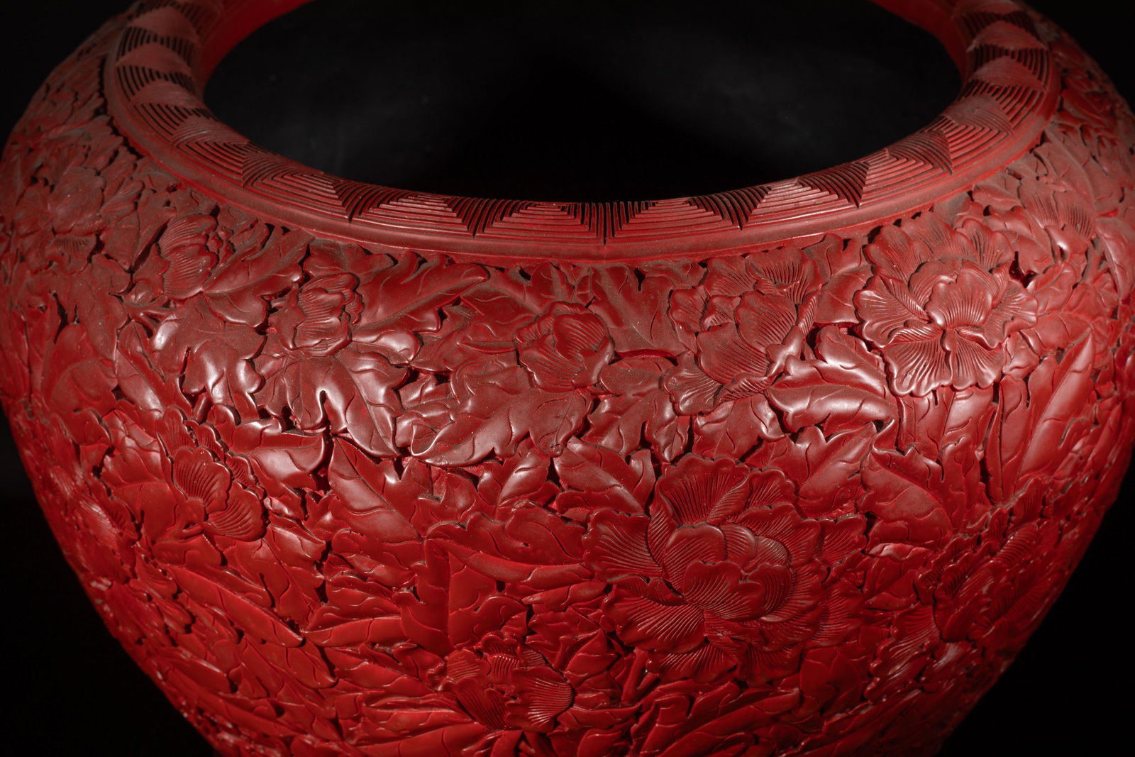 Large Massive Chinese Export Cinnabar Pot - 3