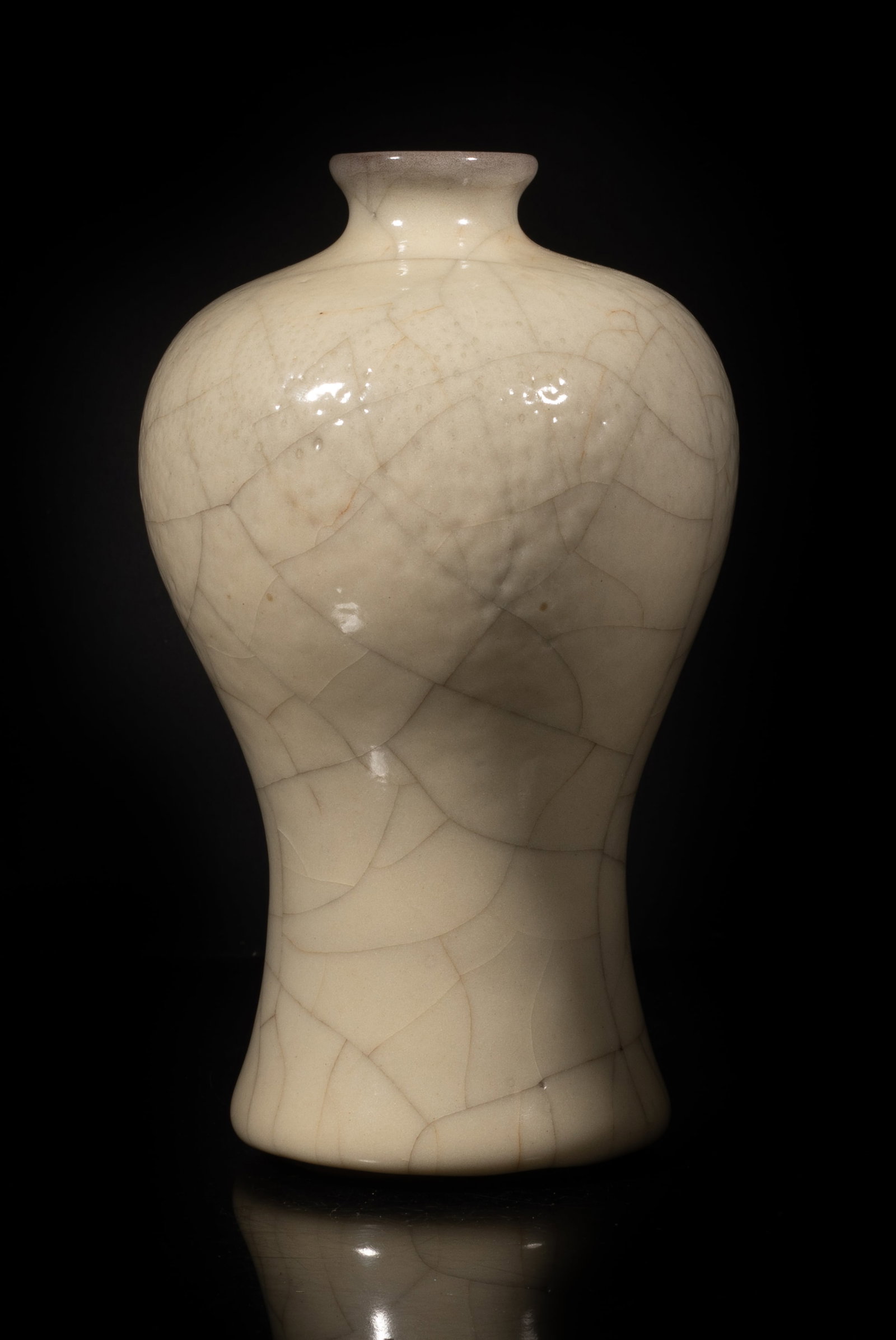 Estate Chinese Export Porcelain Vase: Chinese porcelain vase covered with crackled beige glaze. Approx. 9.2*5.4 inch. The Estate of the Store Closed Sale, Palm Springs, CA. 2020.