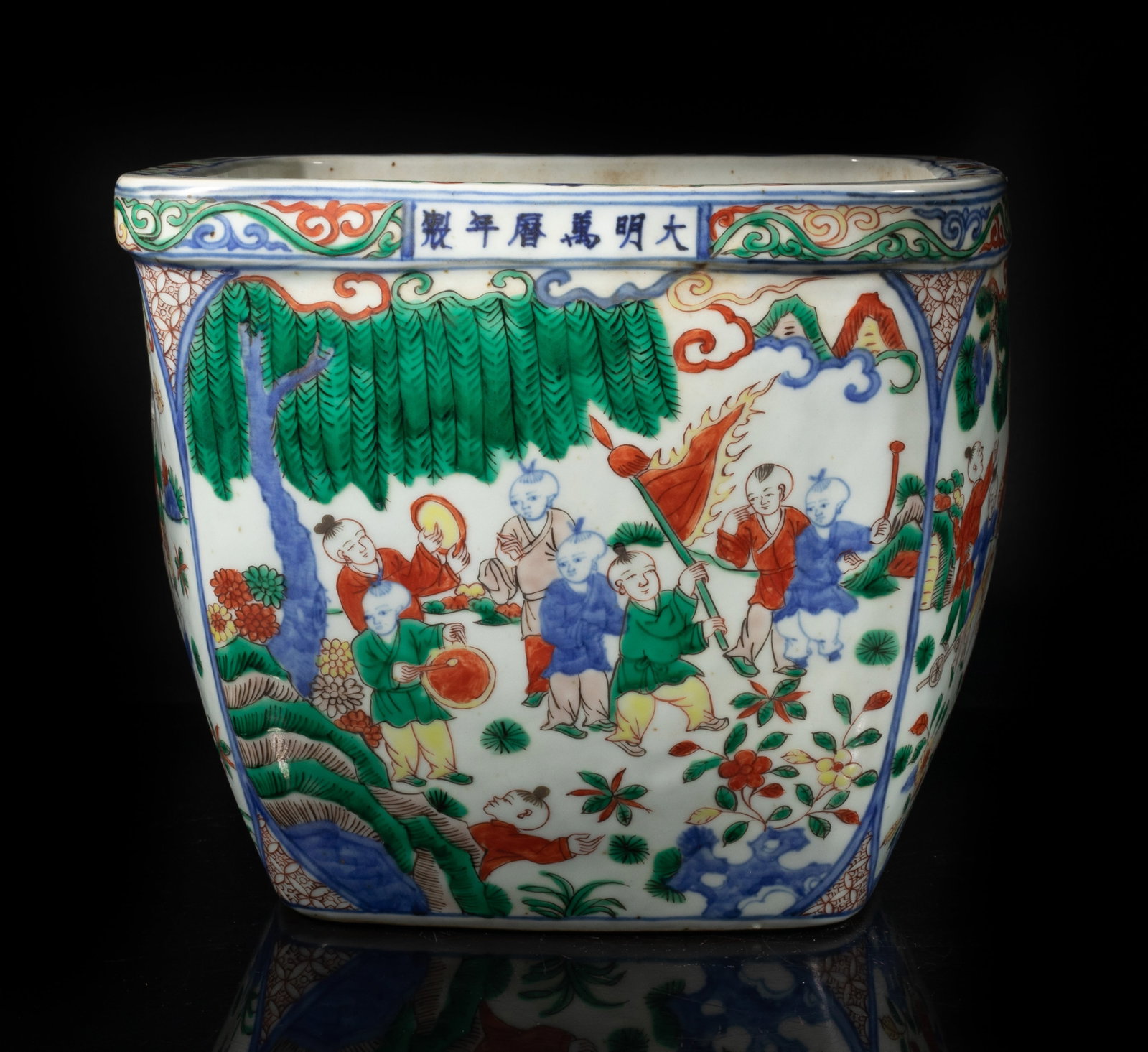 Large Chinese Wuchai Porcelain Pot (1 of 8)