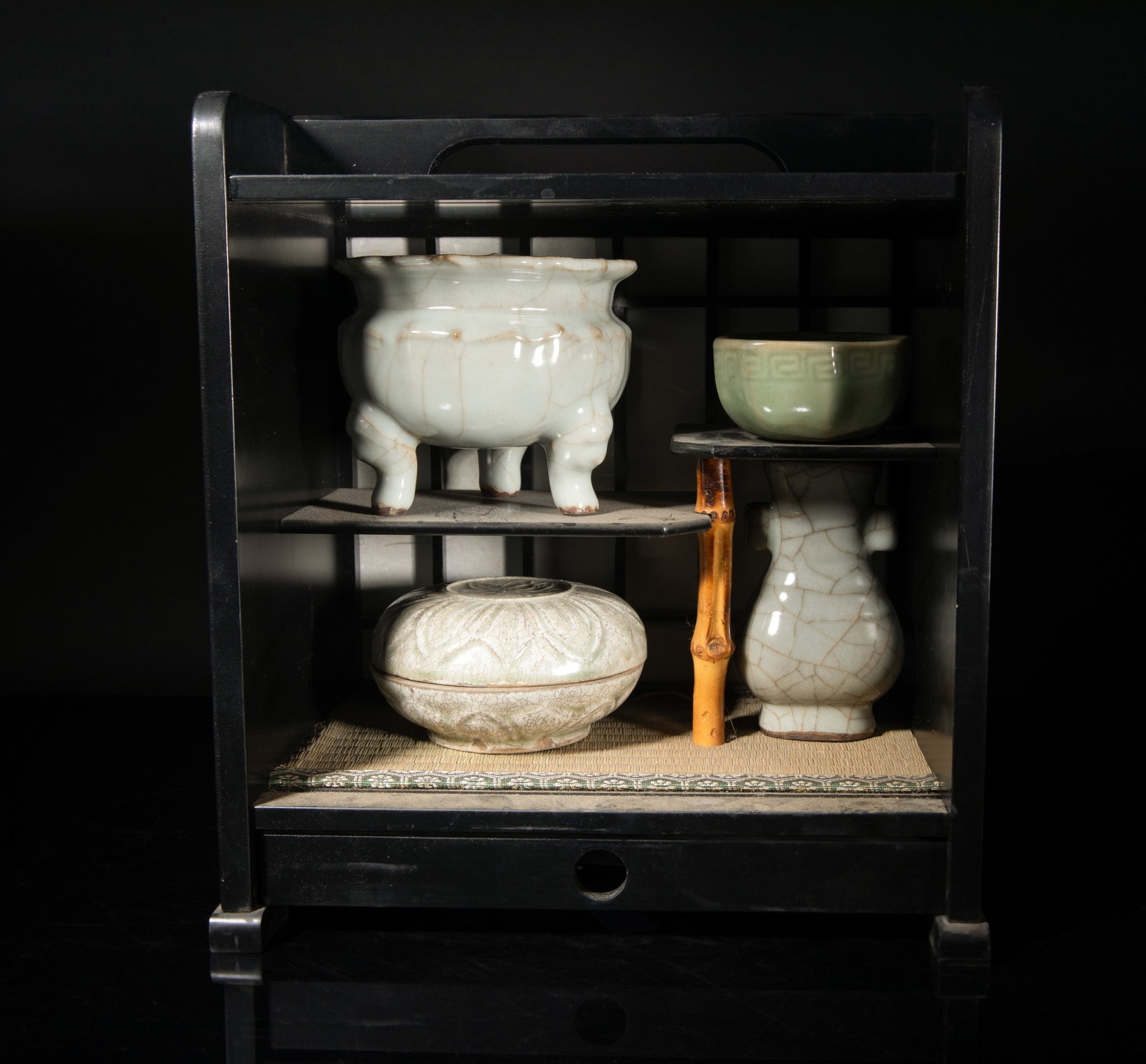 Set Chinese Export Porcelains w/ Cabinet Case (1 of 20)