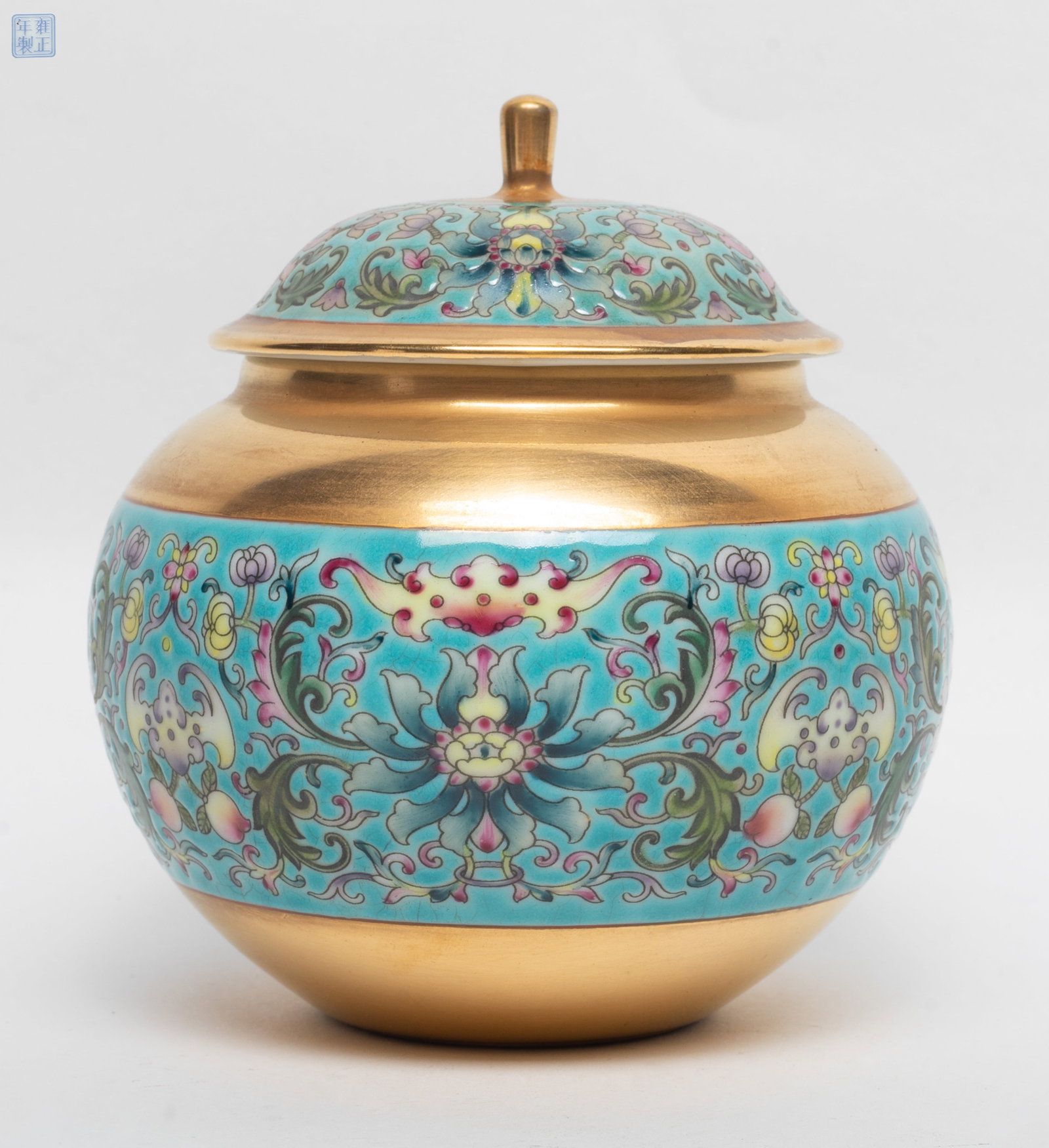 Chinese Export Porcelain Covered Jar: The jar featuring a vibrant turquoise blue background, highlight with floral motif and bat, the central body surrounded by a gold-tone band, the base inscribed with a seal mark. Approx. 4.8*4.6 inch