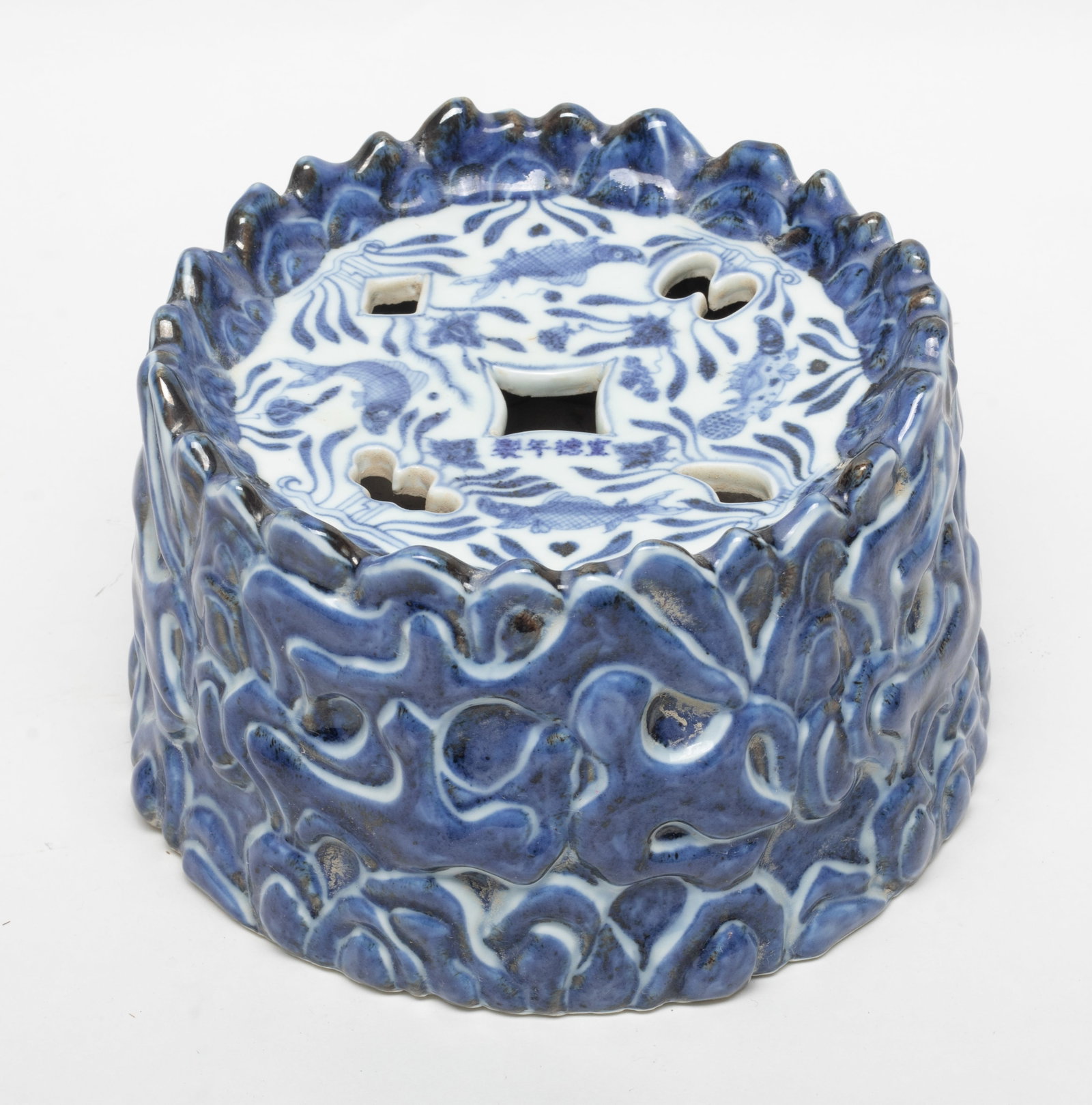 Large Chinese Export Porcelain Base: Large Chinese blue and white porcelain base carved a scalloped rim, the top surface painted with fishes and motif, and a four-character reign mark, the glaze stopped at the base. Approx. 6.7*4.5 inch