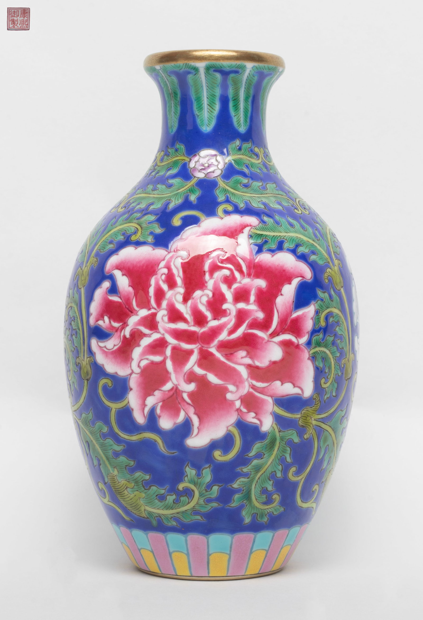 Chinese Export Porcelain Enameled Vase: Chinese enameled porcelain vase, come with cobalt blue background, featuring blossom floral pattern, the base inscribed with a seal mark. Approx. 6.7*4.1 inch