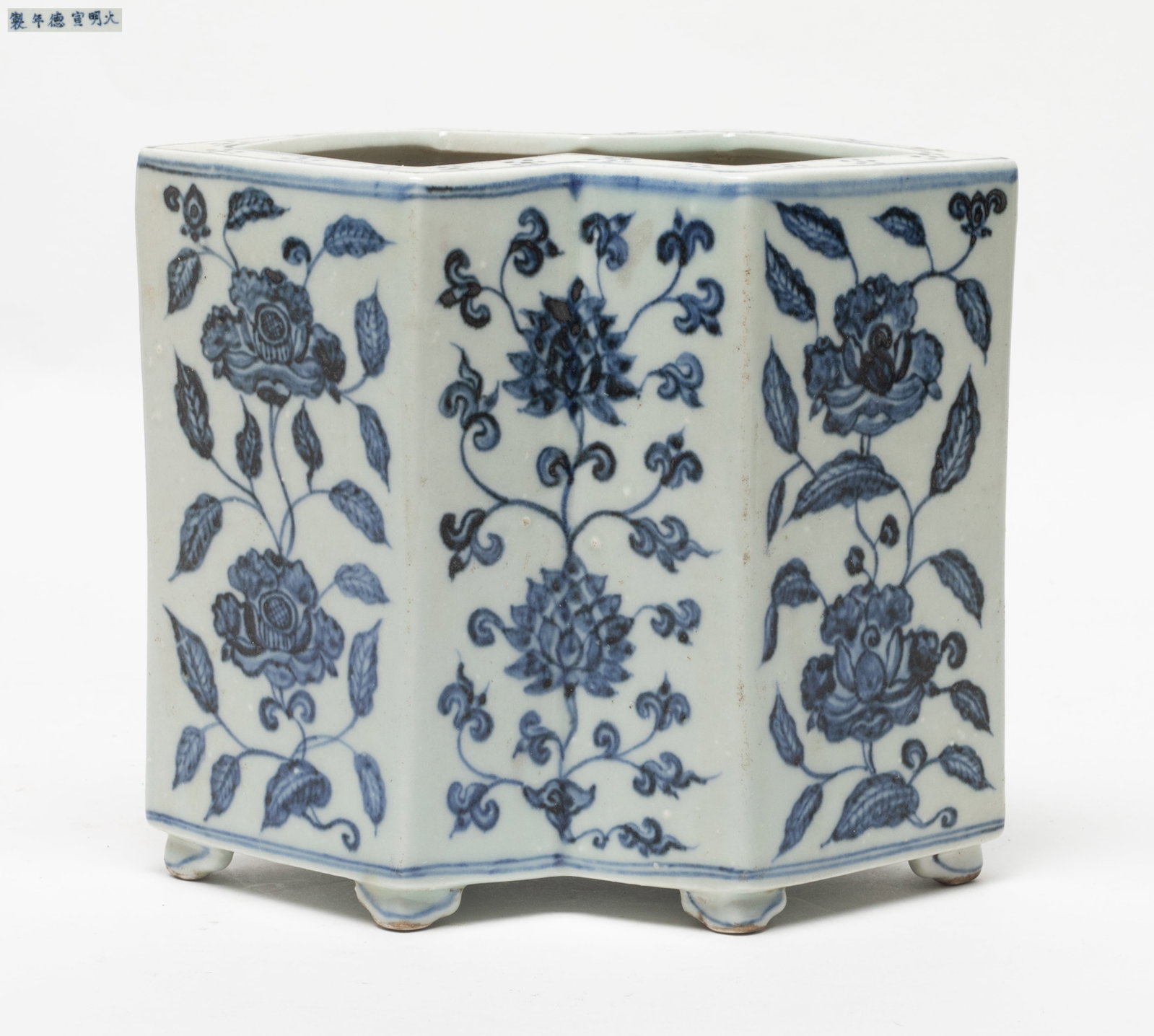 Unusual Chinese Export Porcelain Brush Pot: The blue and white porcelain brush pot of hexagonal form, supported on a six small feet, painted of the floral scrollwork, the base inscribed with a six-character mark. Approx. 6.6*5.5 inch