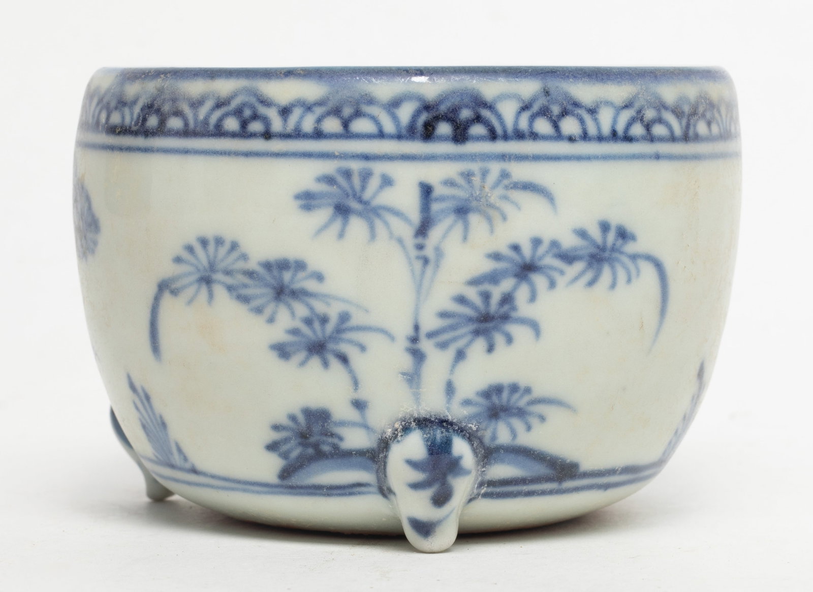 Two Chinese Export Porcelain Censers - 4