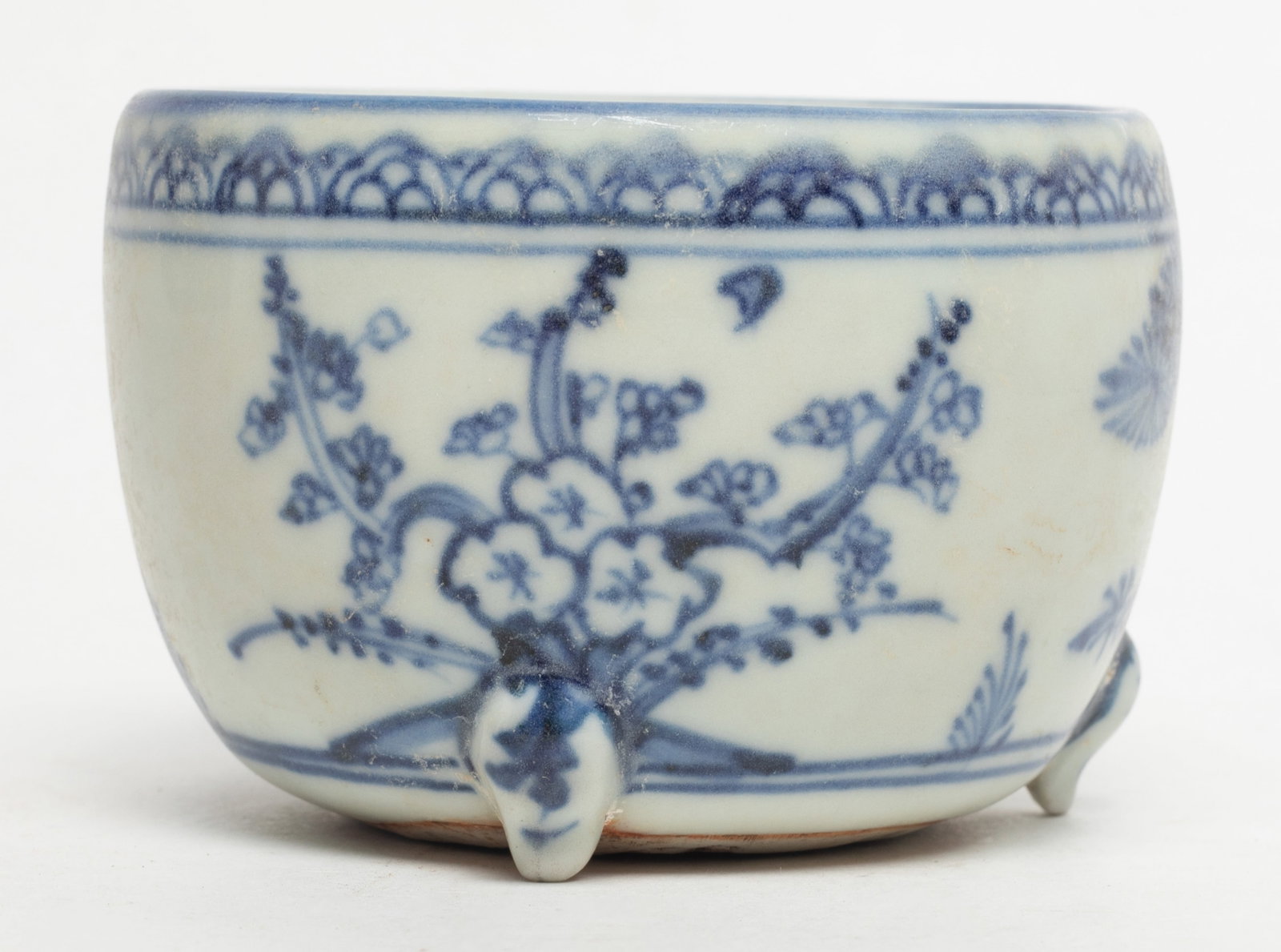 Two Chinese Export Porcelain Censers - 5