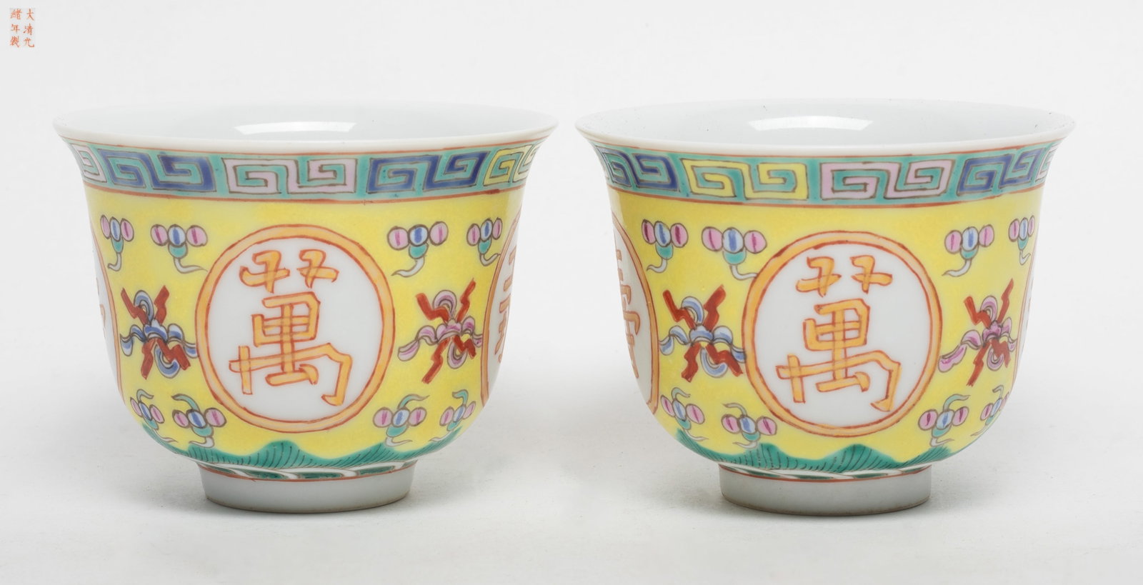 Two Chinese Export Porcelain Tea Cups (1 of 8)