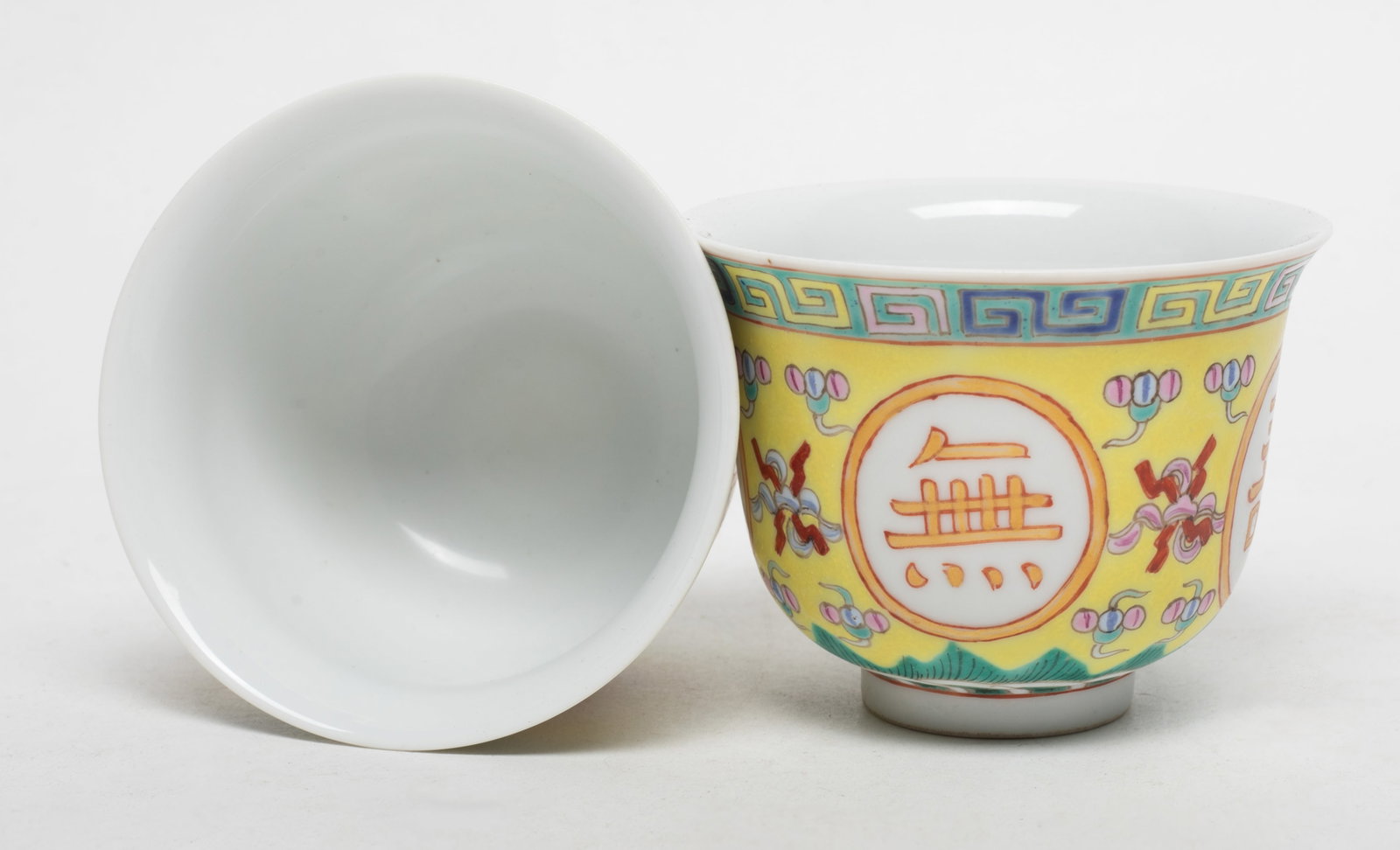 Two Chinese Export Porcelain Tea Cups - 3