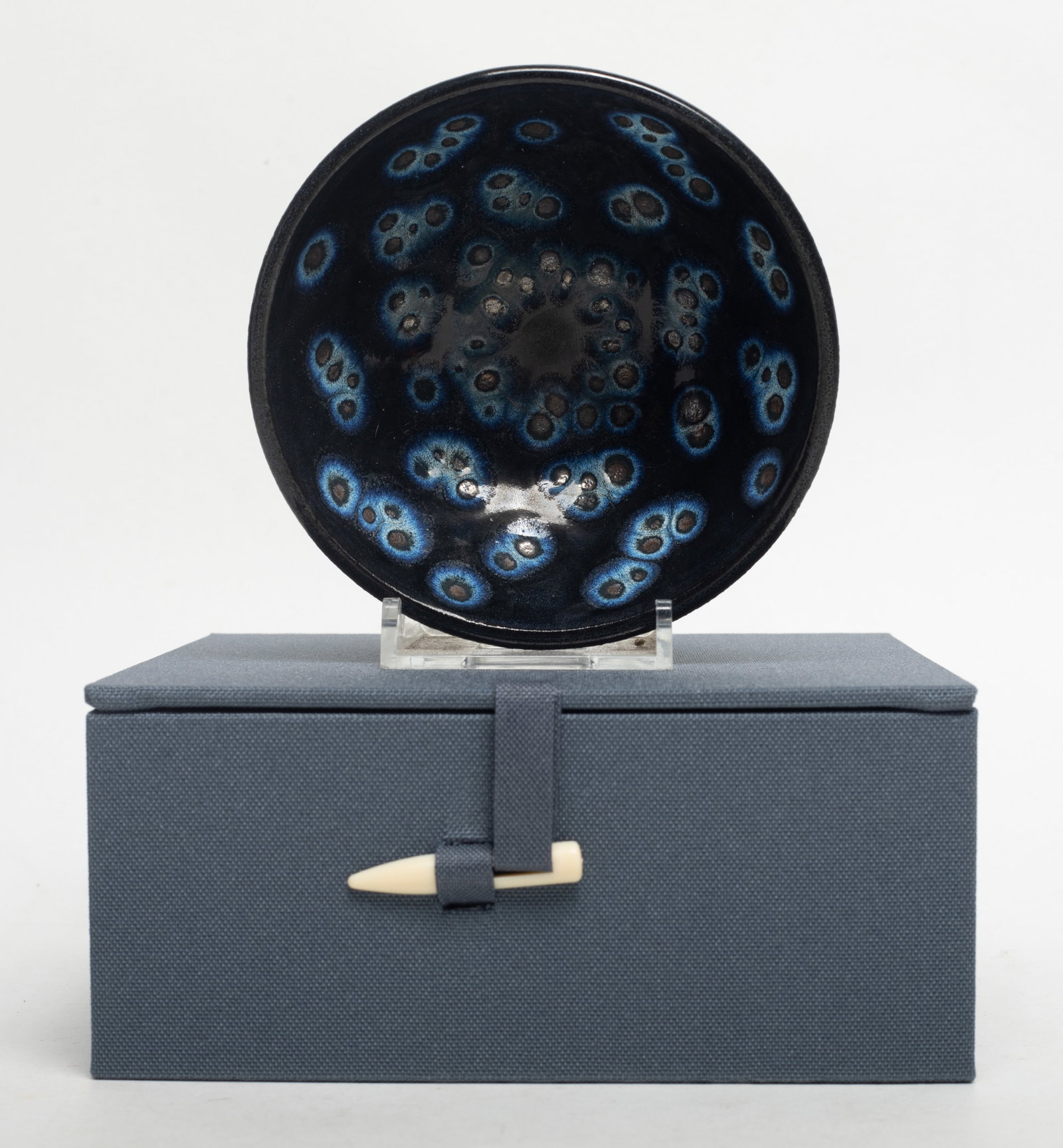 Estate Chinese Export Porcelain Tea Bowl: Chinese glazed porcelain tea bowl, with box. Approx. 4*1.8 inch (bowl size).