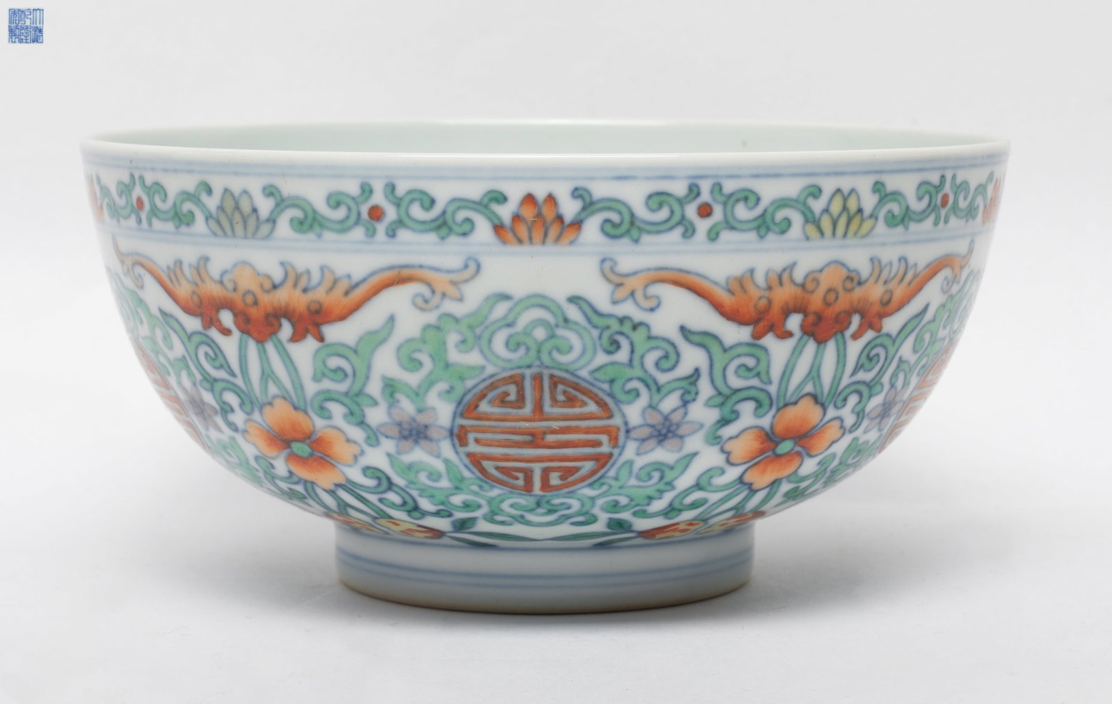Estate Chinese Export Porcelain Bowl: The bowl exterior displays floral lotus scrolls, separated by shou character, highlights with bats flying, the base inscribed with a seal mark. Approx. 6.2*3 inch
