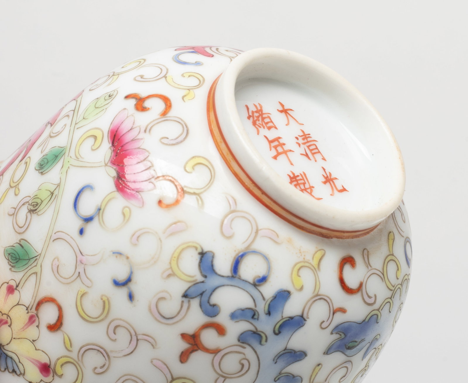 Two Chinese Export Porcelain Tea Cups - 9