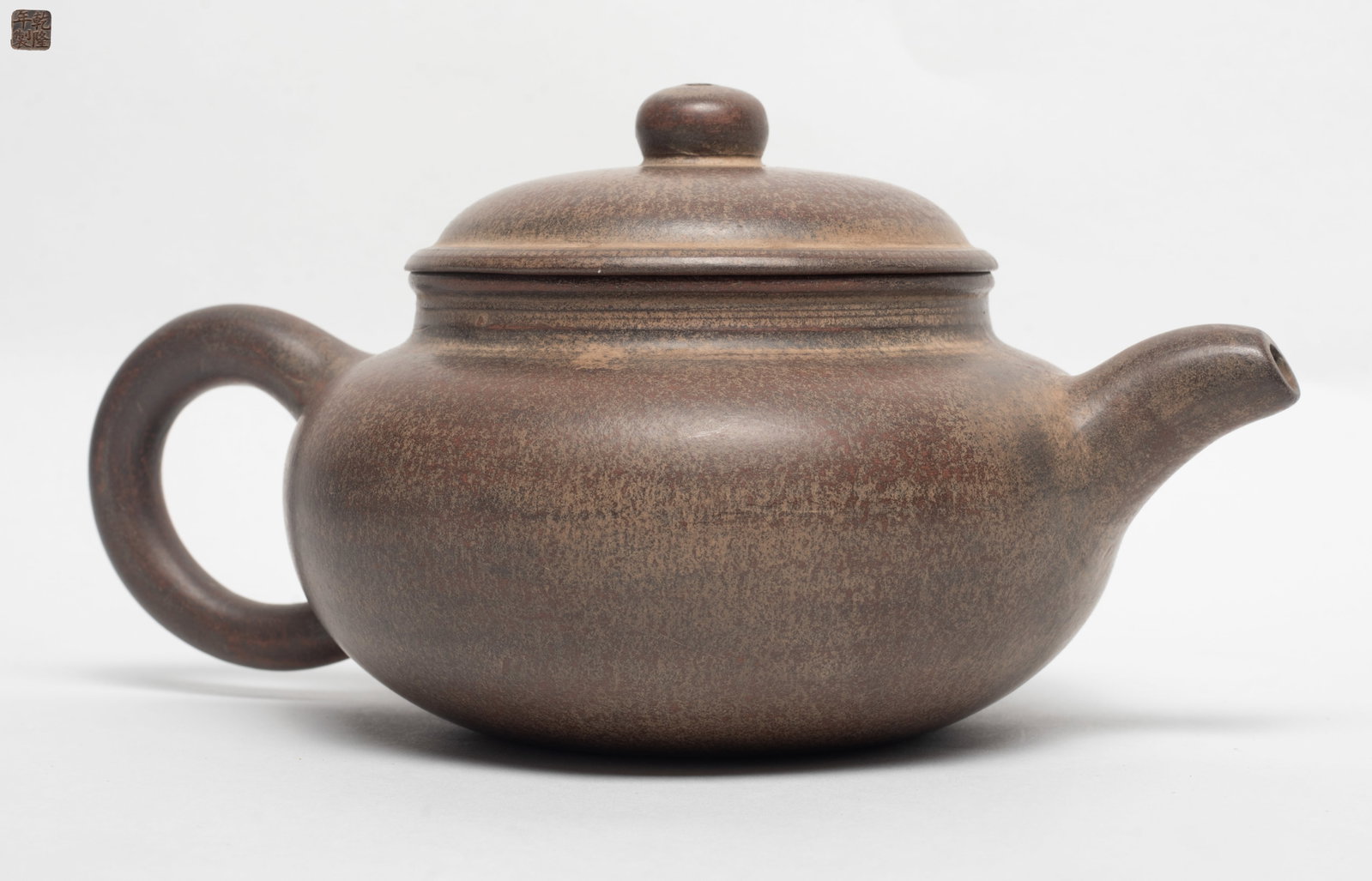 Chinese Export Yixing Zisha Tea Pot: The Yixing Zisha tea pot of the compressed globular body, the base inscribed with a seal mark. Approx. 8.7*4.2 inch