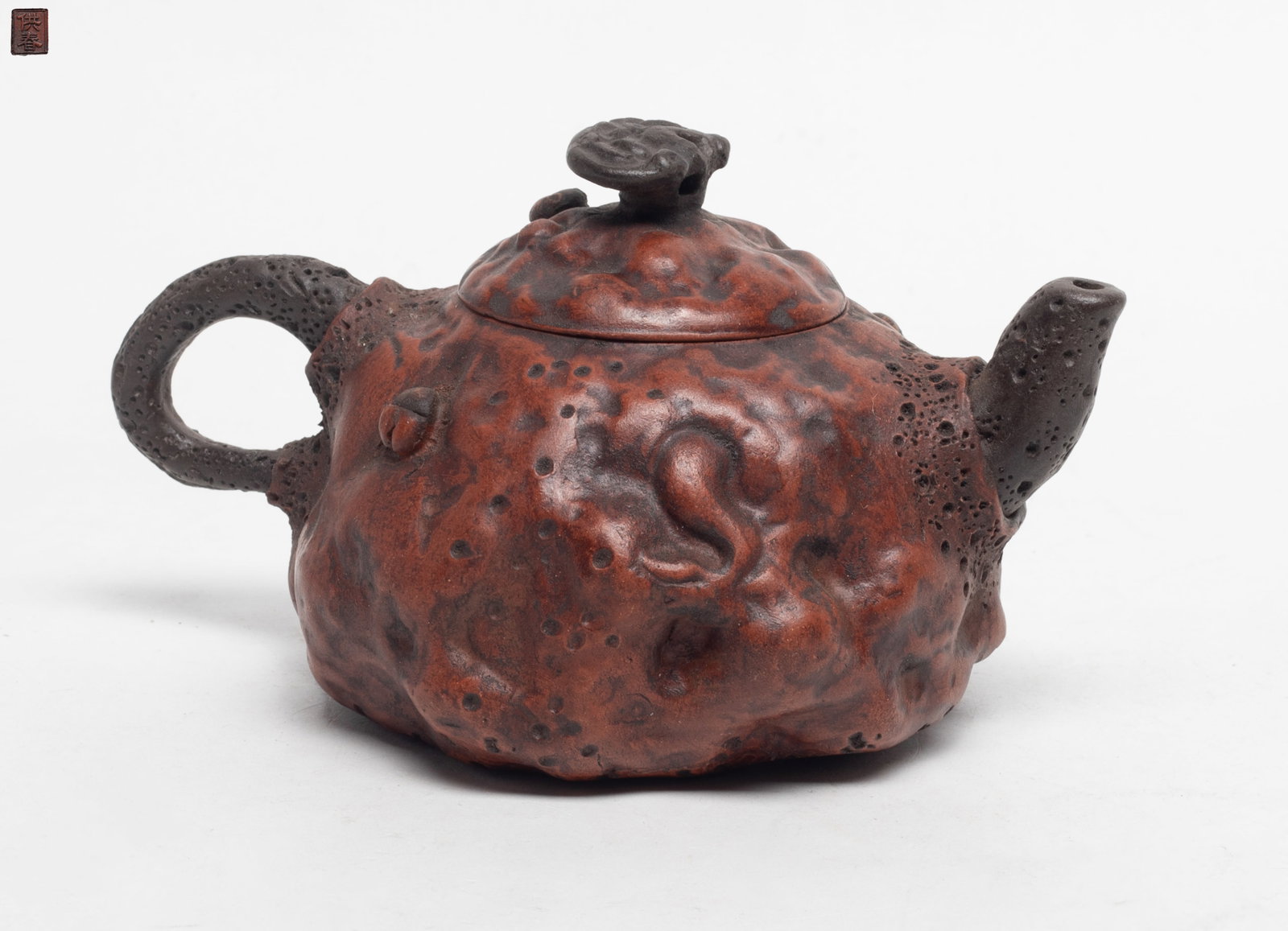 Vintage Chinese Yixing Zisha Tea Pot: Chinese Yixing zisha tea pot, the bottom marked two characters. Approx. 6.1*4.2*3.4 inch.