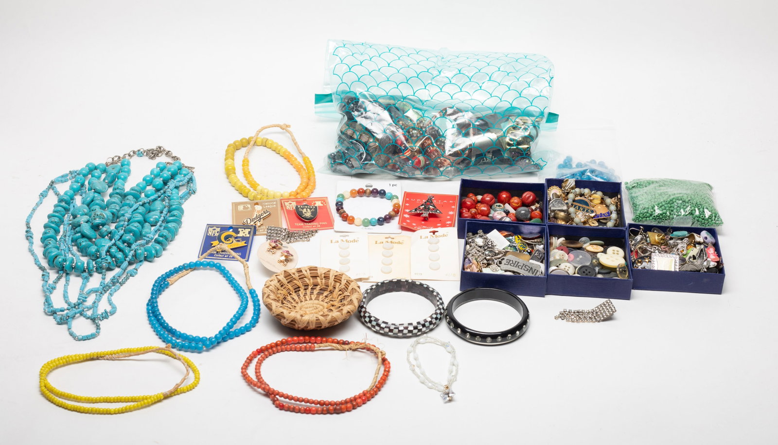 Large Set Vintage Costume Jewelry: Large set of vintage costume jewelry. Size varies.