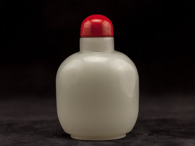 Chinese Antique Jade Like Glass Snuff Bottle (1 of 8)