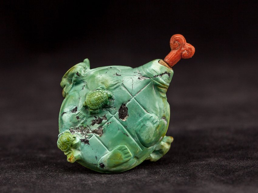 Chinese Antique Carved Turquoise Snuff Bottle: Rare late 18th century subject, carved tortoise subject. Some baby tortoises lays on the mother tortoise. From an experienced collector in Tokyo,Japan. 7*5*3cm