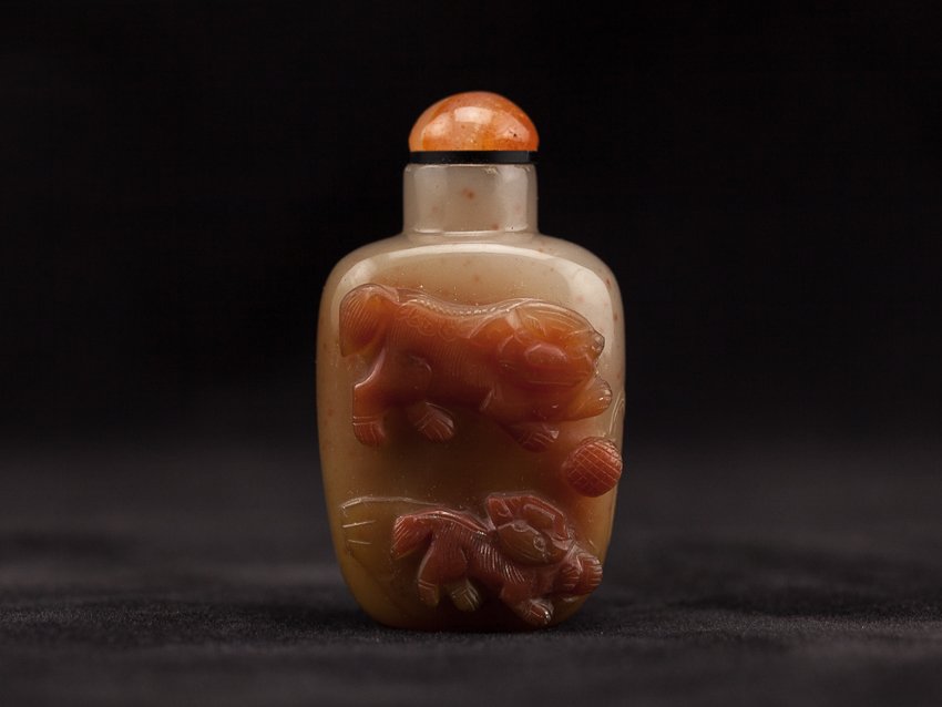 Chinese Antique Agate Snuff Bottle:Shi-Shi: Finely hollowed, carved cameo agate snuff bottle. Two shi-shi playing ball on the front side, picked out from the carnelian layer; uncarved agate stopper; 19th century. 6.2cm high (with stopper)