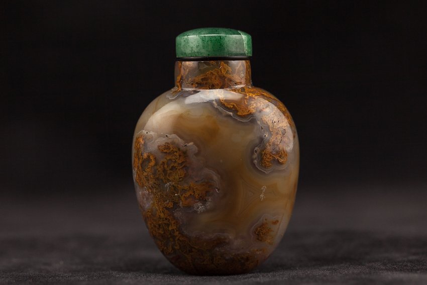 Chinese Antique Moss Agate Snuff Bottle: Rare and antique, ovoid form, uncarved moss agate snuff bottle. 19th century. 7cm high (with stopper)