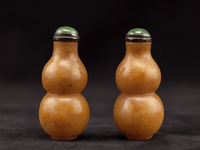 Pairs of Chinese Antique Agate Snuff Bottle:Gourd: Pairs of rare and antique gourd shape snuff bottles, from the estate of the Kurt Will family. Acquired from London in 1970. Taokuang period. 6.2cm high (with stopper)