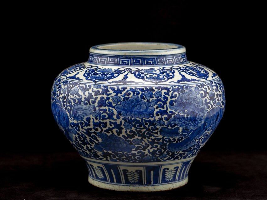 Huge Chinese Antique Blue and White Porcelain Jar: Typical 18th chinese antique blue and white jar,painted Shi-shi and lotus leaves.on the top of the jar there are Eight Immortals subject painted on,from a Japanese collector. 21cm high
