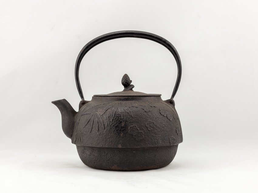 Japanese Antique Casted Iron Teapot: Finely detailed antique Japanese casted iron teapot,carved plum blossom outside. From a big collector in Los Angeles. 19th century. 18cm high; 25cm high include handle.