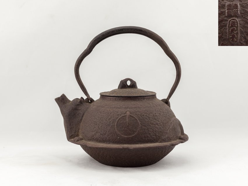 Japanese Antique Casted Iron Teapot: Fox style teapot,red casted iron, 19th century. Signed 15cm high; 24cm high include handle.