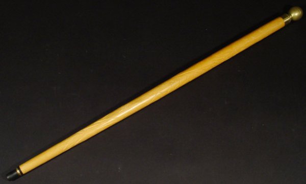 Chinese hardwood walking cane, the screw top open: Chinese hardwood walking cane, the screw top opening to construct a pool cue
