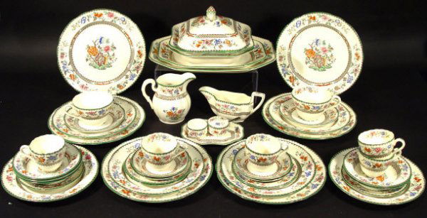 Extensive Copeland Spode Chinese rose patterned te: Extensive Copeland Spode Chinese rose patterned tea/dinner service including a tureen and cover, two octagonal graduated meat plates, sauce boat, condiment items, cups, saucers and a selection of plat