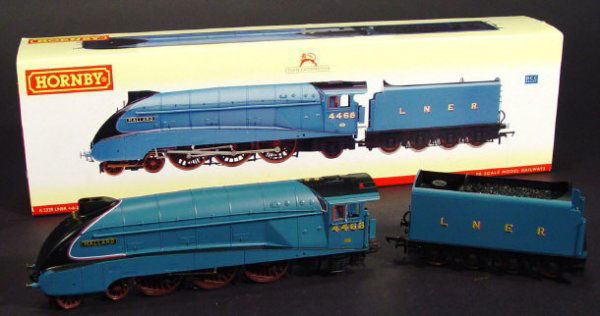 Boxed Hornby 00 gauge locomotive R2339 LNER 4-6-2: Boxed Hornby 00 gauge locomotive R2339 LNER 4-6-2 Class A4 Mallard