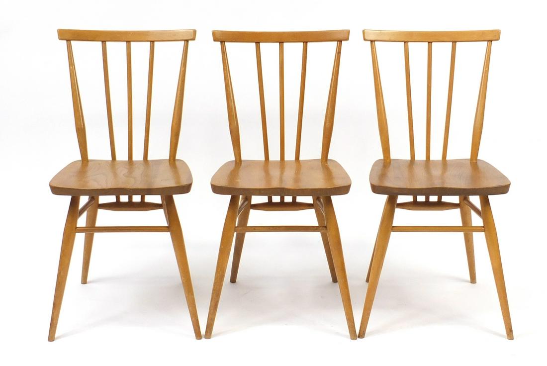 Set of three Ercol Windsor light elm stick back chairs,: Set of three Ercol Windsor light elm stick back chairs, model 391, each 78cm high