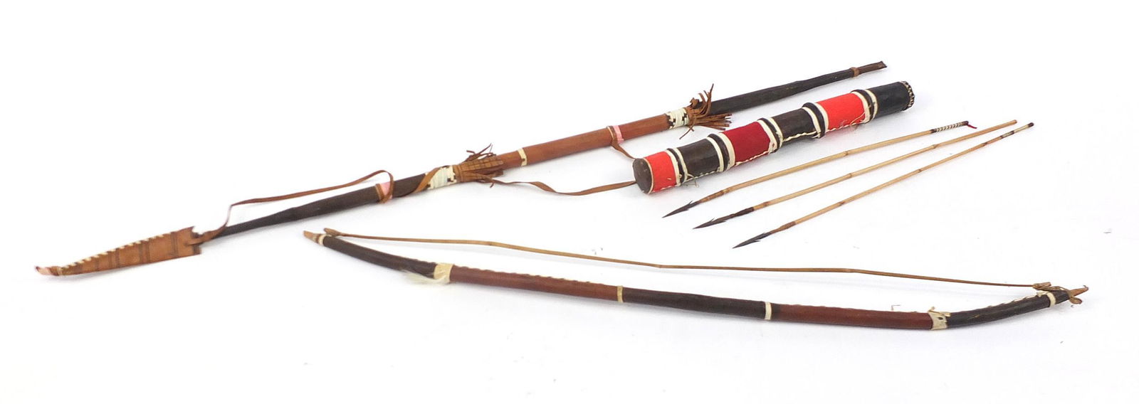 African tribal interest bow & arrow and spear, 130cm in: African tribal interest bow & arrow and spear, 130cm in length