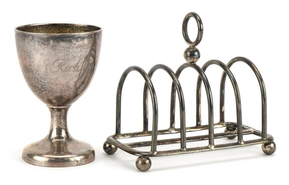 Silver four slice toast rack and silver egg cup, the largest 8cm in length, total 108.5g: Silver four slice toast rack and silver egg cup, the largest 8cm in length, total 108.5g