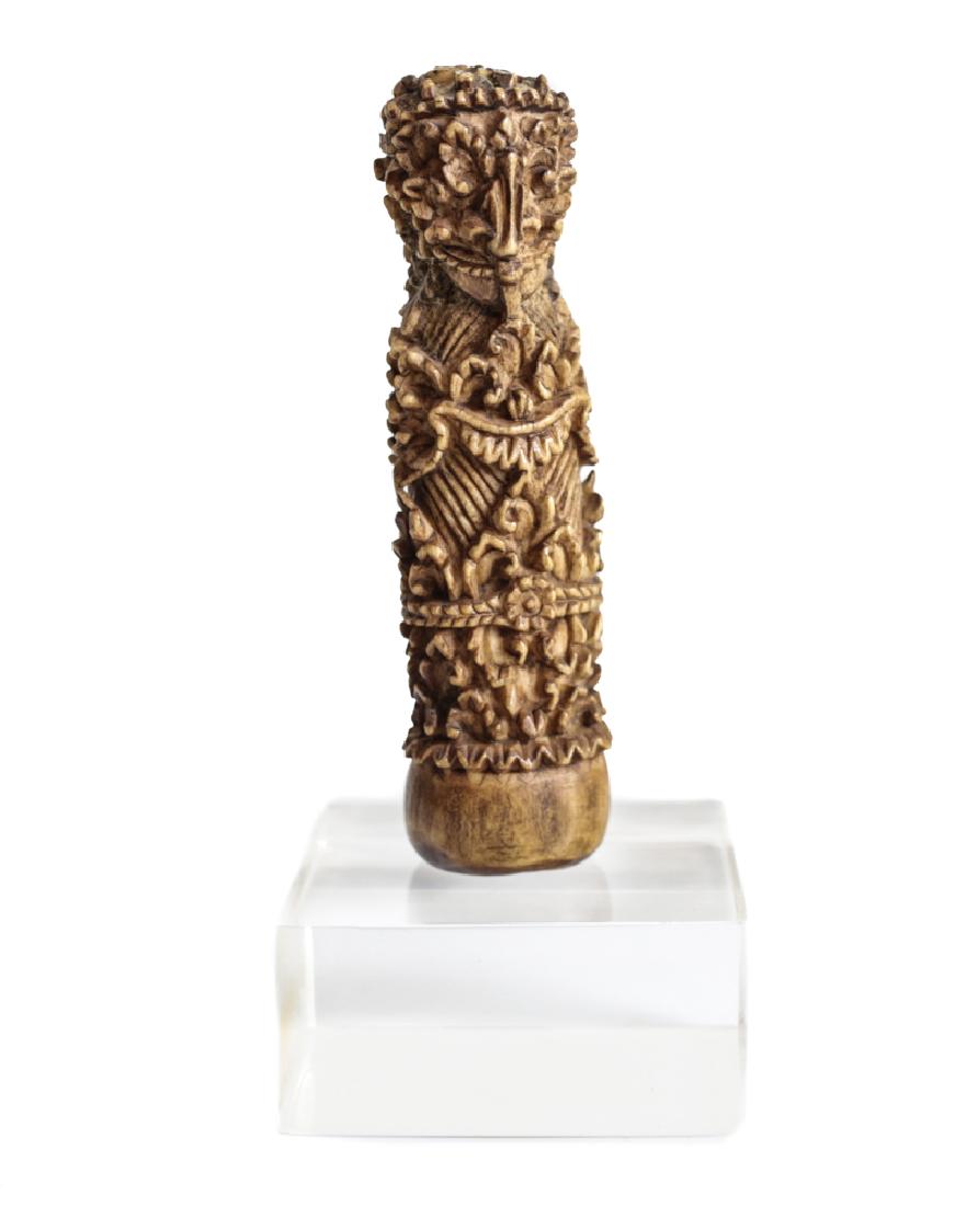 Antique Indonesian Bone Kris keris Hilt Handle: Indonesian Bone Kris keris Hilt Handle 18th-19th Century? Beautifully carved floral and foliate details, formed like a face. The kris or keris is a distinctive, asymmetrical dagger from Indonesia. Mou
