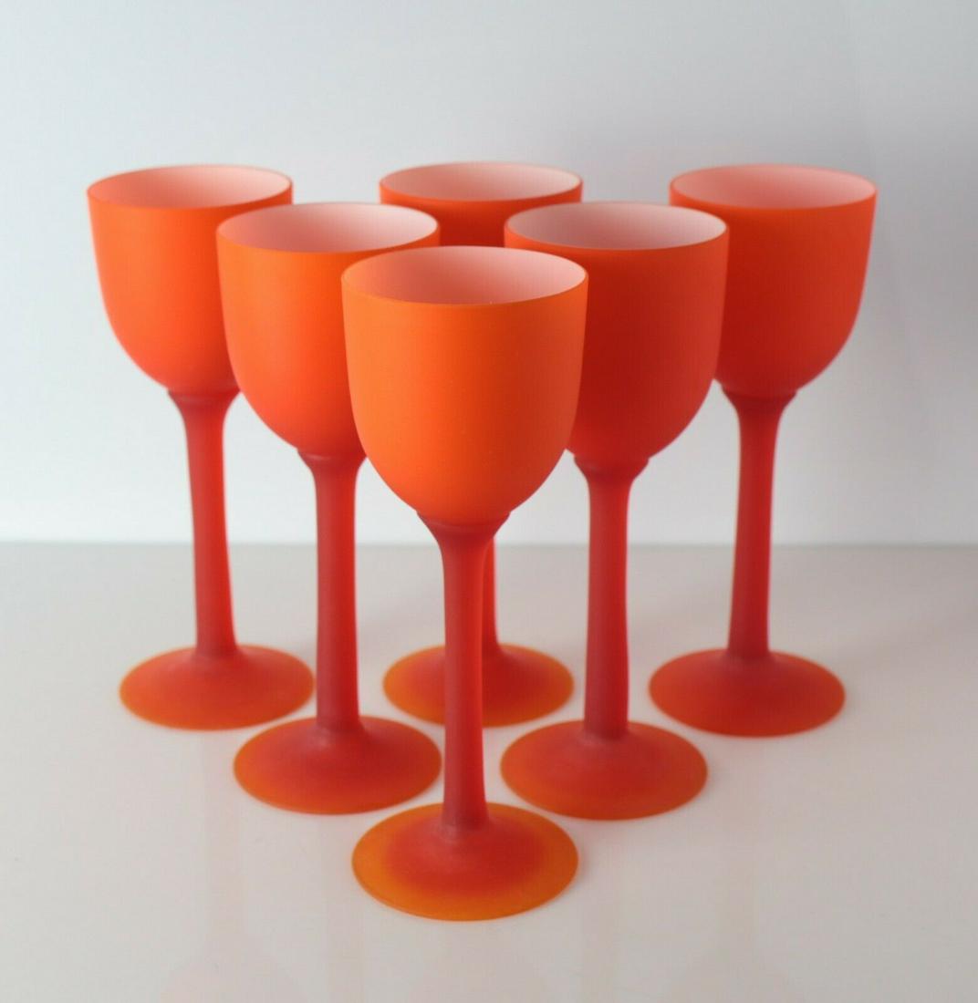 6pc Carlo Moretti Satinato Empoli Murano Cased White: 6pc Carlo Moretti Satinato Empoli Murano Cased White Wine Glasses - rare frosted finish, white interiors, tall stems. Stunning. 3lb Approx. Measurements: 8 inches height x 3 in diameter at rim.Domesti