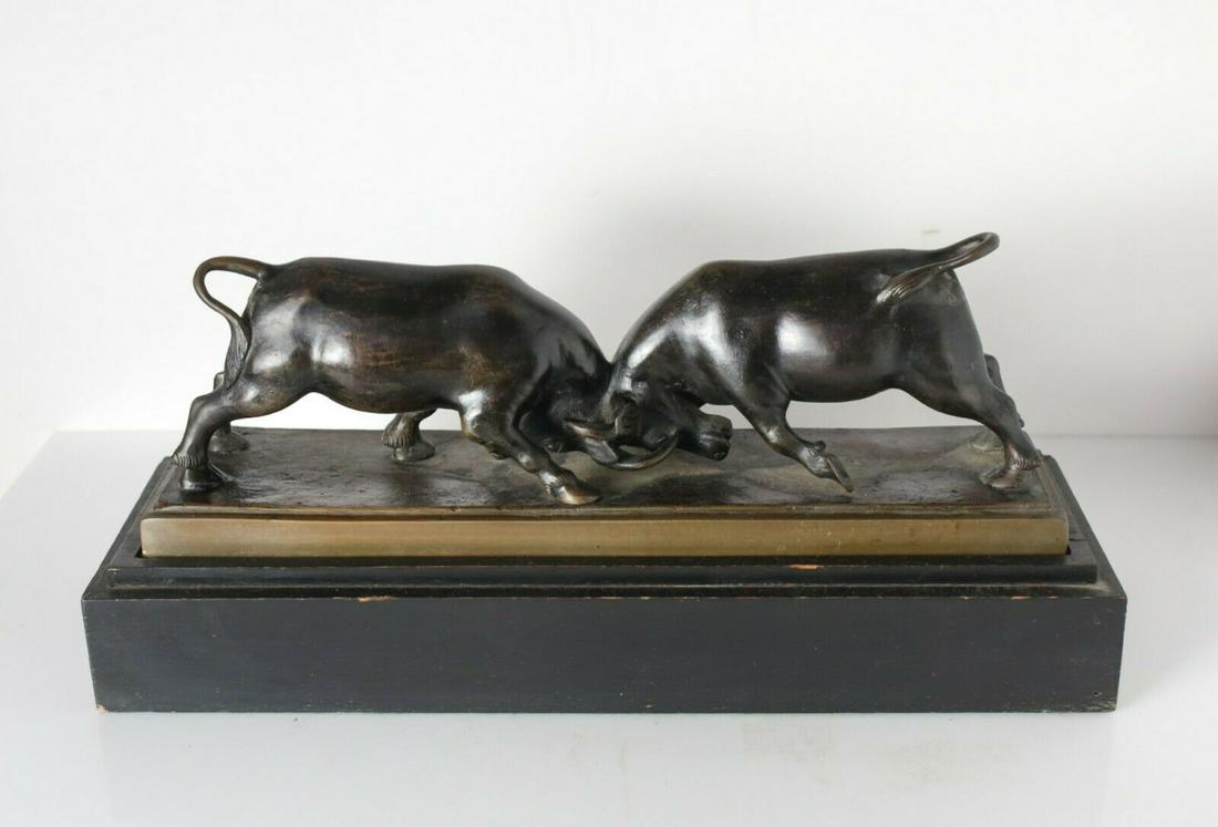 Patinated Bronze Sculpture, two bulls fighting. On wood (1 of 5)