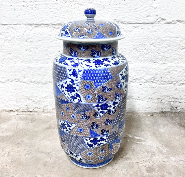 Japanese Imari Decorated Jar with Chinese reign marks (1 of 6)