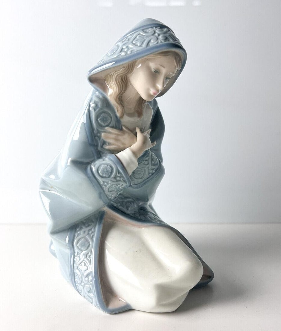 Vintage Lladro Nativity Figurine, Mary, no. 5477. Light blue cloak (1 of 4)