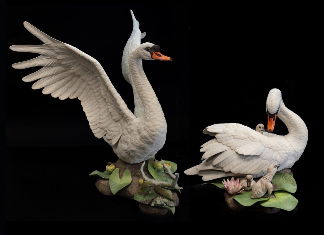 Boehm Porcelain Sculptures Mute Swans PAIR Cygnus Olor Ltd Ed 400-14: Stunning pair of Boehm Bone Porcelain Sculptures, Mute Swans, Cygnus Olor; with cygnets, water lilies and a little frog. Ltd Edition 400-14. Made in USA. Stunning realistic details, soft matte finish.