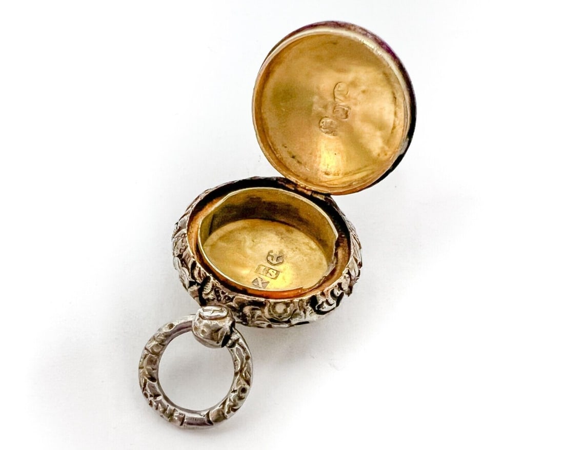 Georgian Era gilt Sterling Silver Vinaigrette Box turned locket or pill box: Georgian Era gilt Sterling Silver Vinaigrette Box turned locket or pill box, John Shaw Birmingham 1821. Bale for Chatelaine. Engine turned design on lid and back, raised foliate designs on sides and b