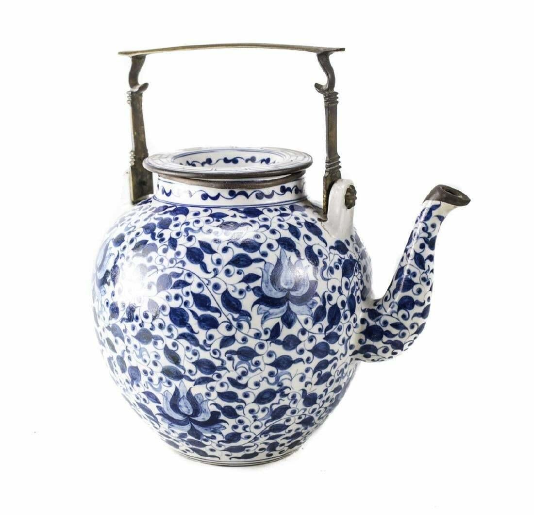 Large Chinese Blue and White Water Kettle, bronze squared handle 19th century (1 of 10)