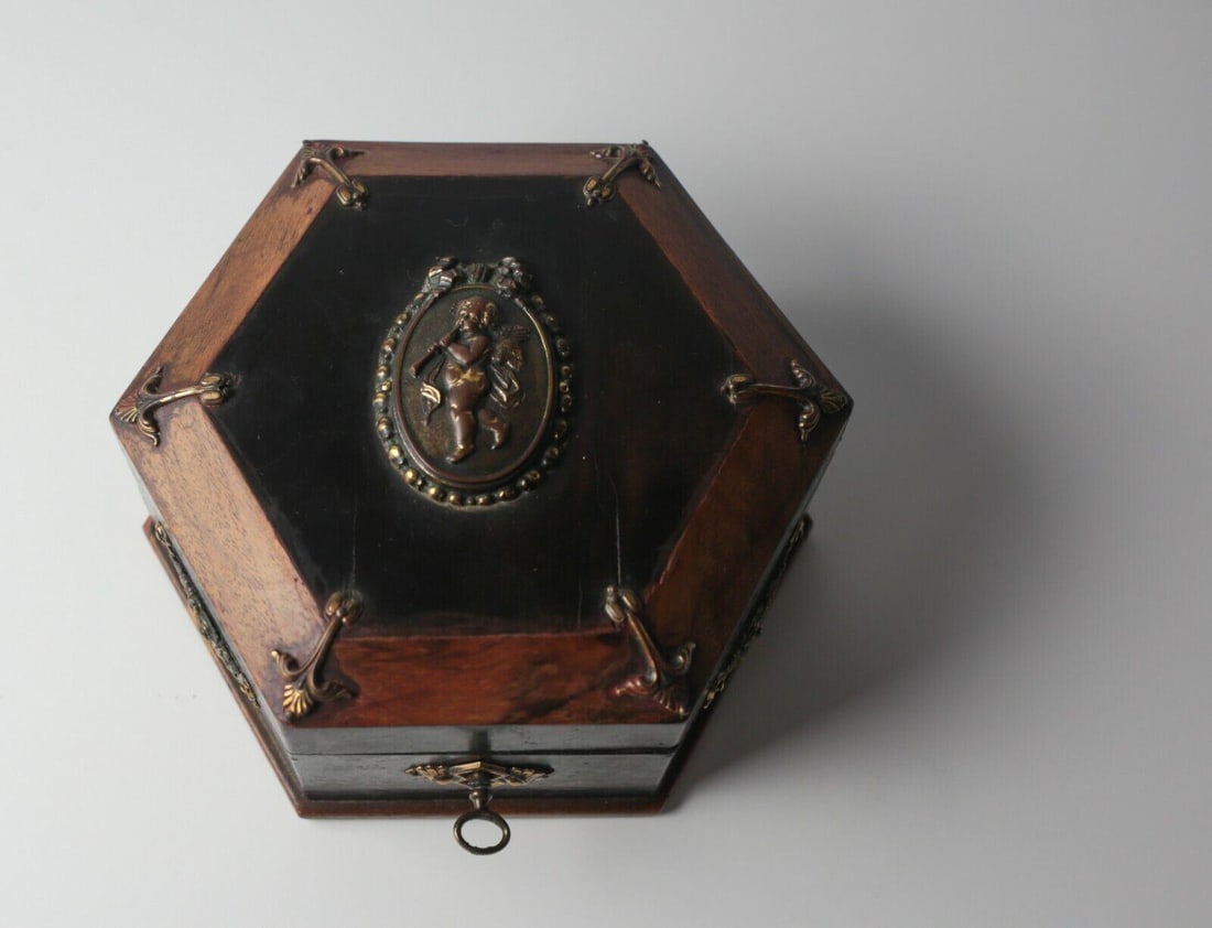 Continental hexagon Ladies' box lacquered, brass mounts 2nd half 19th century (1 of 5)