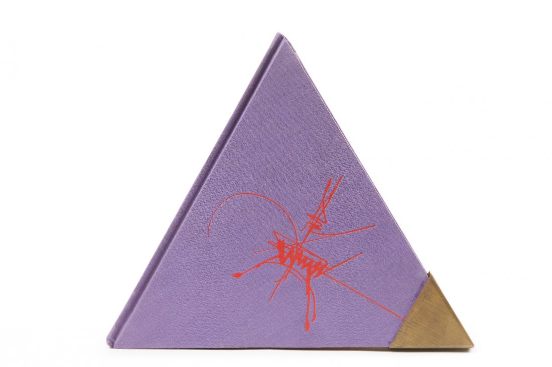 Georges MATHIEU (1921-2012): LE PRIVILÈGE D’ÊTRE De forme triangulaire, 22 cm de côté ; dessins Mathieu dans le texte ; reliure pleine toile parme de l’éditeur. Le premier plat est orné d’un motif doré d’après l��