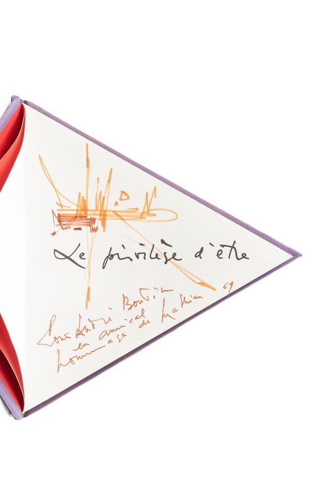 Georges MATHIEU (1921-2012): Georges MATHIEU (1921-2012) LE PRIVILEGE D’ETRE DE FORME TRIANGULAIRE . 22 cm de côte ; dessins Mathieu dans le texte ; reliure pleine toile parme de l’éditeur.Le premier plat est orne d’un mo
