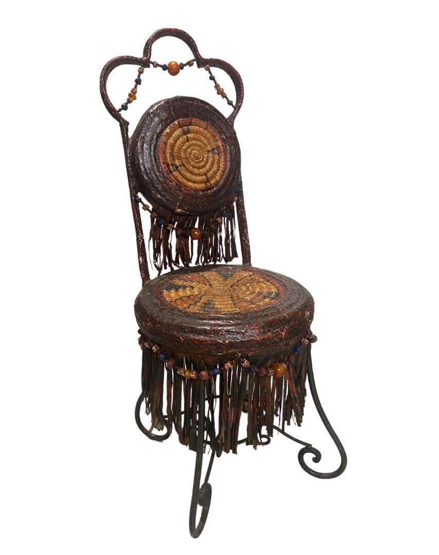 Horacio CORDERO & Juan Pablo MOLYNEUX (XX-XXI): Horacio CORDERO & Juan Pablo MOLYNEUX (XX-XXI)Suite de quatre chaises en fer forgÃ©, assise et dossier en panier tressÃ©, Ã©tonnant dÃ©cor de franges, perles en bois et papier mÃ¢chÃ©L'ens