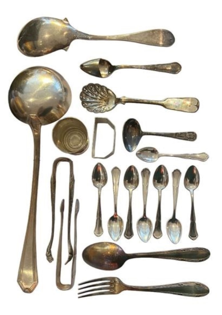 Silver-plated lot: Silver-plated lot, including a ladle, salad spoon, flatware, 12 moka spoons, 2 sugar tongs, napkin ring, egg cup, and woven basket.