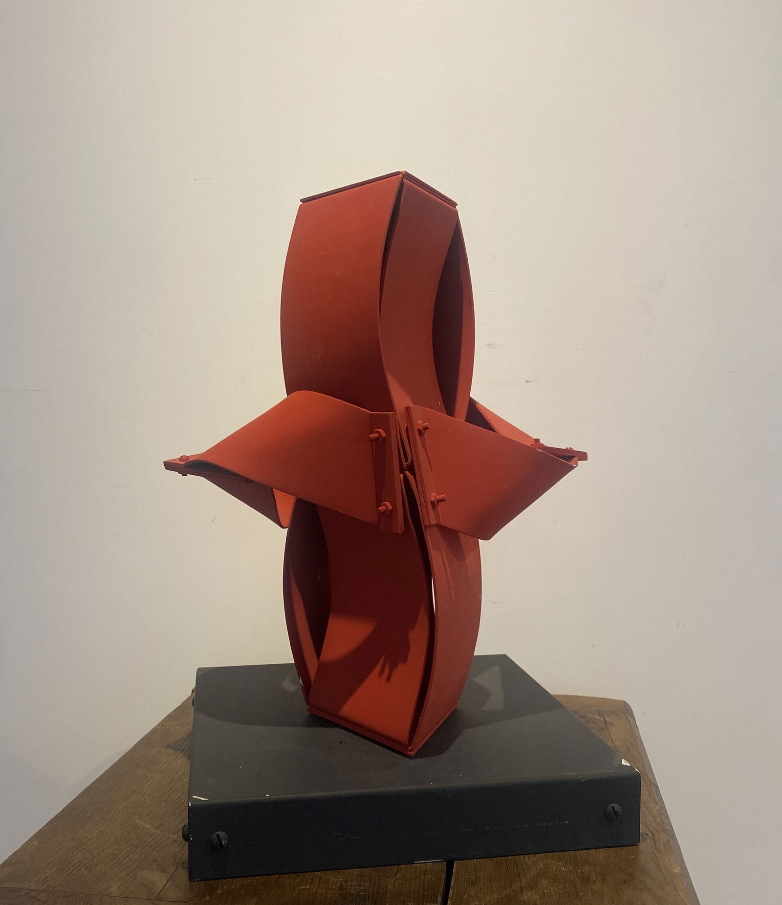 Edgar NEGRET (1920-2012): Edgar NEGRET (1920-2012)Deidad (Divinity), 1988Red-painted aluminumSigned and justified 11/20 under the base46 x 30.5 x 30.5 cmDeidad (Divinité), 1988Aluminium peint en rouge Signé et justifié 11/2